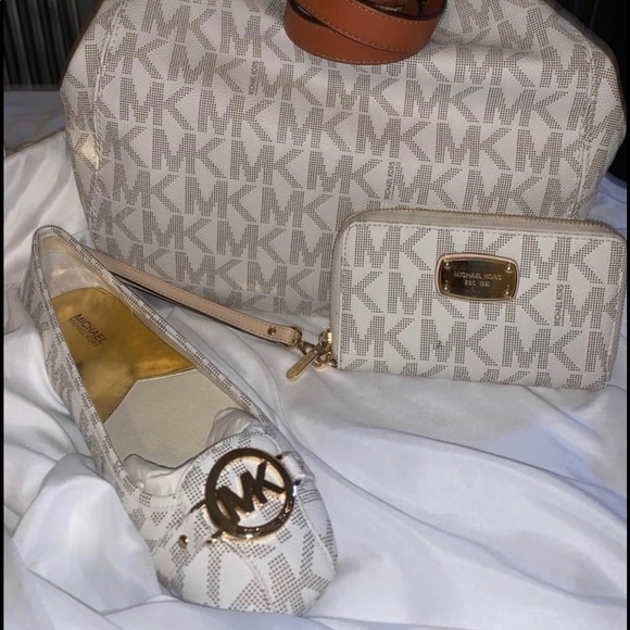 Michael Kors Signature Purse, Wallet and shoes. - Picture 1 of 10